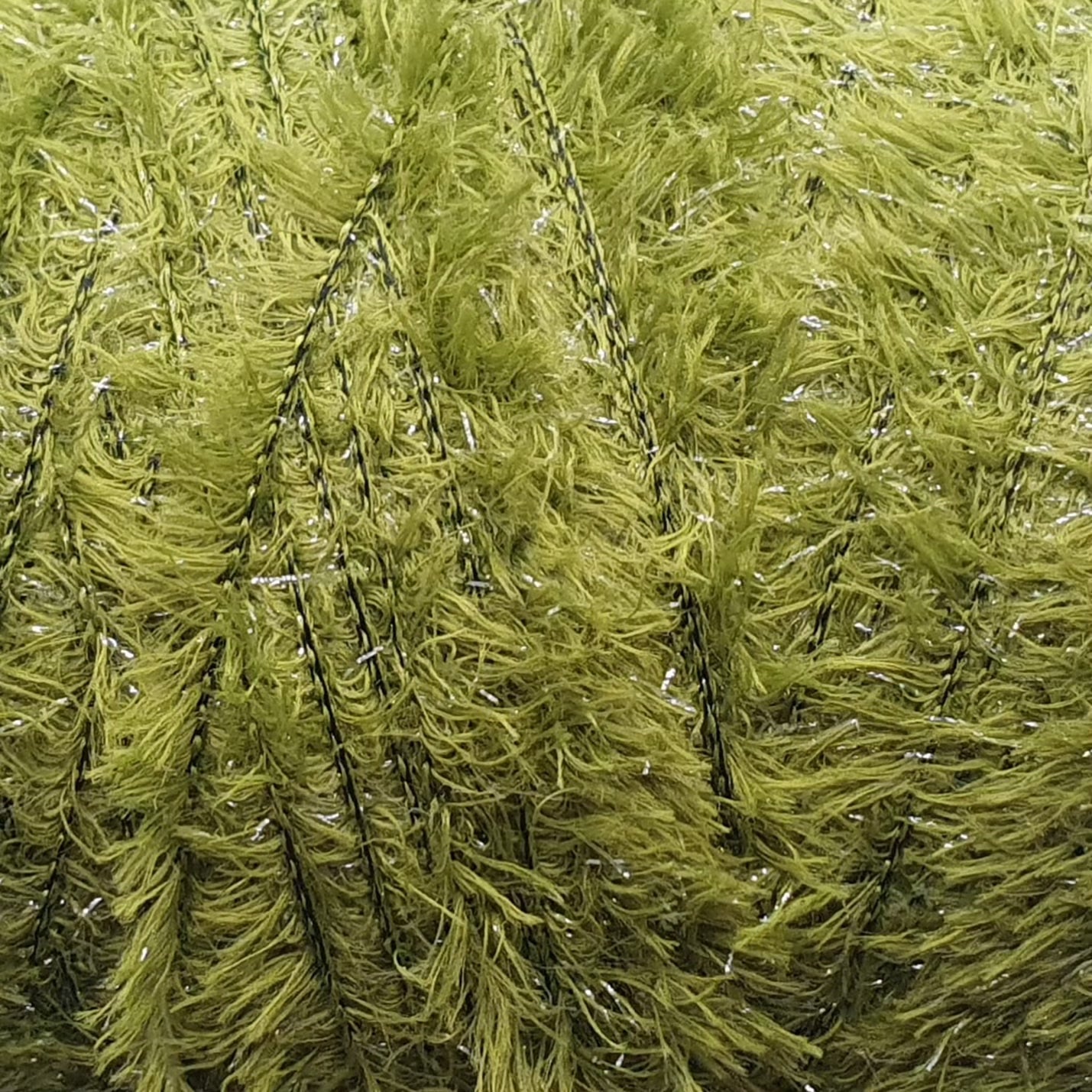 Upavon Pure Colour Straggle Hackle for fly tying, featuring vibrant feather fibers used in UPAVON FLY FISHING fly tying materials